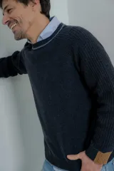 Sweater azul marino de hombre con cuello redondo y puños acanalados en color marrón.