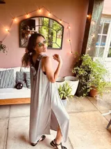 Vestido largo plateado de fiesta con tajos laterales y espalda con bordado artesanal en cuero.