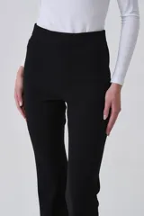 Calza estampada con patrón de leopardo en tonos marrones y negros. Talle alto y corte recto/ligeramente acampanado en el bajo.