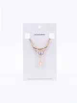Collar dorado de doble cadena con dije circular y dije triangular.