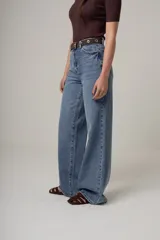 Jean de denim negro con corte wide leg y tiro alto.