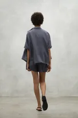 Camisa blanca de lino con mangas cortas y corte holgado.