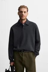 Polo manga larga gris con cuello solapa y cierre frontal de botonadura.