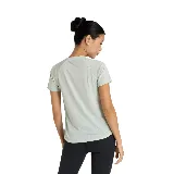 Camiseta deportiva New Balance color celeste con logo de la marca en el pecho.