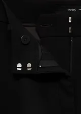 Pantalón de vestir negro de corte wide leg.
