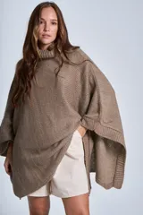 Poncho polerón negro tejido con cuello alto y mangas 3/4.