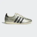 Championes Adidas Japan plateados con detalles en negro y suela color crema.