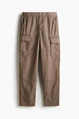 Pantalón cargo color marrón topo, de corte relajado, confeccionado en popelina de algodón. Cuenta con bolsillos al bies, bolsillos traseros con solapa y bolsillos laterales en las piernas con solapa y botones a presión.