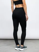 Calza deportiva negra con cintura alta con el logo de Umbro en gris.