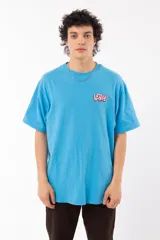Remera de algodón color celeste con diseño gráfico en el pecho, de corte holgado.