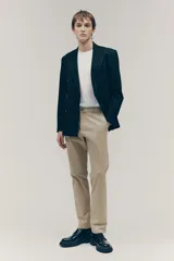 Pantalón chino color beige, de corte slim fit, con bolsillos laterales y traseros.