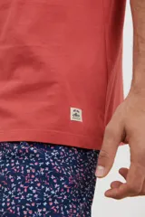 Remera verde de algodón, de corte recto y manga corta.