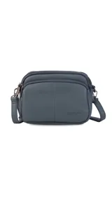 Bandolera negra de cuero sintético con doble bolsillo principal, un bolsillo frontal y trasero. Incluye correa ajustable.