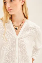 Camisa blanca de mangas largas con delantero en broderie de algodón y espalda en jersey.