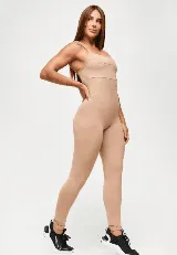 Jumpsuit largo color nude con breteles finos, forro interno y tejido tecnológico UV+50.