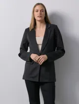 Blazer entallado blanco, marca Robert Louis, con cuello con solapa, abertura central con botón, bolsillos delanteros y mangas largas caladas.