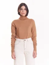 Polera color camel de cuello alto y mangas largas.