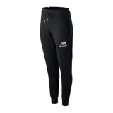 Pantalón de jogging negro de New Balance, corte ajustado, con cintura elástica con cordón ajustable, bolsillos laterales y logo estampado en la pierna izquierda.