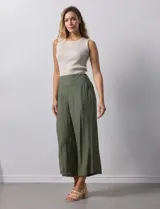 Pantalón palazzo verde militar de gasa bambula marca Nanette, con pretina ancha elastizada en la parte trasera, pierna ancha y short interno.