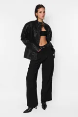 Pantalón sastrero negro, de calce tiro bajo y fit Relax. Con pinzas en delantero, detalle de cintura deshilachada y cartera de acceso curva. Presillas y bolsillos escondidos en los laterales.