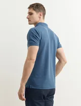 Chomba verde de piqué de algodón con cuello clásico y tapeta de dos botones. Logo bordado en el pecho.