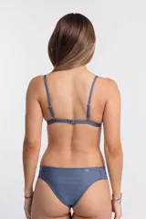 Top de bikini azul con corte triangular y tirantes finos.