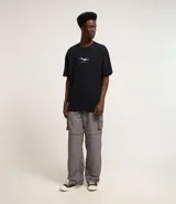 Pantalón paper touch masculino color gris, con bolsillos laterales, cintura elástica y cordón de ajuste. Se convierte en bermuda con tirador en la parte inferior.