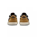 Championes Air Jordan 1 Low OG color marrón y blanco con detalles en negro.