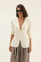 Blazer color crudo de lino con borde desflecado, de corte recto y manga larga.