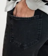 Pantalón de jean skinny color gris oscuro, con cintura alta, trabillas, cierre con botón y cremallera, bolsillos delanteros y traseros.
