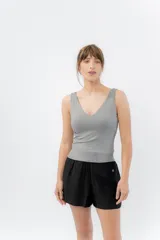 Top negro de calce ajustado con escote en V profundo en el frente y en la espalda. Confeccionado en tejido elástico de viscosa y elastano.