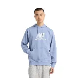 Buzo hoodie celeste con logo de New Balance estampado en blanco en el pecho y bolsillo tipo canguro.