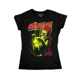 Remera negra entallada con estampado de un marciano de la película Mars Attacks! sosteniendo el planeta Tierra.