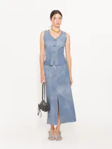 Falda midi de cuero ovino celeste con recortes diagonales y tajo frontal.