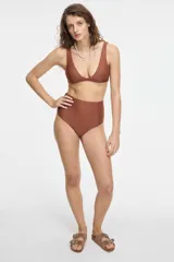 Conjunto de bikini verde esmeralda con corpiño deportivo de breteles anchos y bombacha de tiro alto.