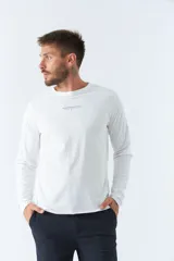 Remera blanca de manga larga con cuello redondo y logo estampado en el pecho.