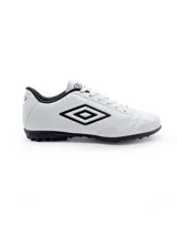 Championes de fútbol Umbro Classic II TF, color blanco con detalles en negro, con capellada de PU, forro de poliéster y suela de caucho.