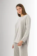Remerón gris de morley de vara ancha en algodón y viscosa, de silueta amplia y mangas largas.