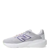 Championes New Balance Course 413 V3, color gris con detalles en violeta, naranja y verde. Presentan el logo "N" en violeta y suela blanca con detalles en verde.