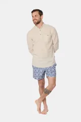 Short de baño celeste con estampado de flores blancas, cintura elástica con cordón ajustable, dos bolsillos laterales y suspensor de malla fina.