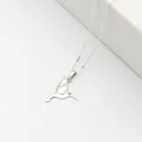 Conjunto de collar y dije de picaflor en plata 925 con incrustaciones de nácar y un pequeño cristal.