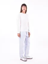 Remera azul piedra de punto canalé con mangas largas abullonadas.