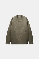 Jersey estilo sudadera confeccionado con lana. Cuello redondo y manga larga.