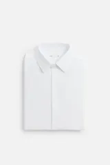 Camisa celeste de algodón, corte regular fit, con cuello italiano, manga larga con puños abotonados y cierre frontal con botones.