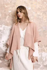 Saco/poncho tejido en algodón color rosa, de silueta oversize y manga 3/4 caída.