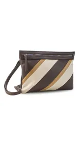 Sobre de mano de símil cuero con diseño de franjas diagonales en negro, blanco y marrón. Cuenta con cierre metálico frontal, bolsillo interior con cierre y otro abierto con división. Incluye correa desmontable para usar como bandolera.