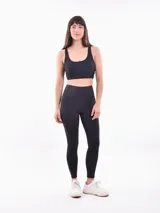 Calza deportiva negra de tiro alto con bolsillos laterales.