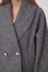 Tapado holgado gris oscuro con solapa y botones en el frente.