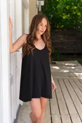 Vestido corto de jersey rib con estampado de cebra en blanco y negro, escote en V y tirantes finos.