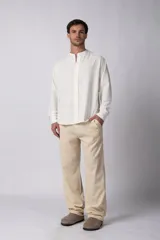 Camisa de lino negra con cuello mao y mangas largas.